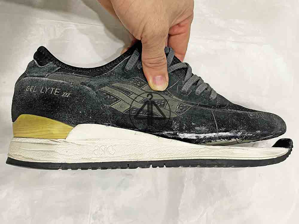 Giày sneaker bị bong keo