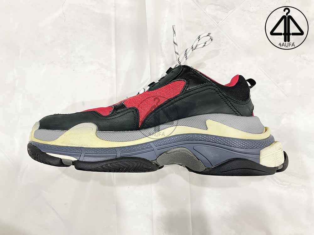 Keo con chó có dán giày sneaker được không