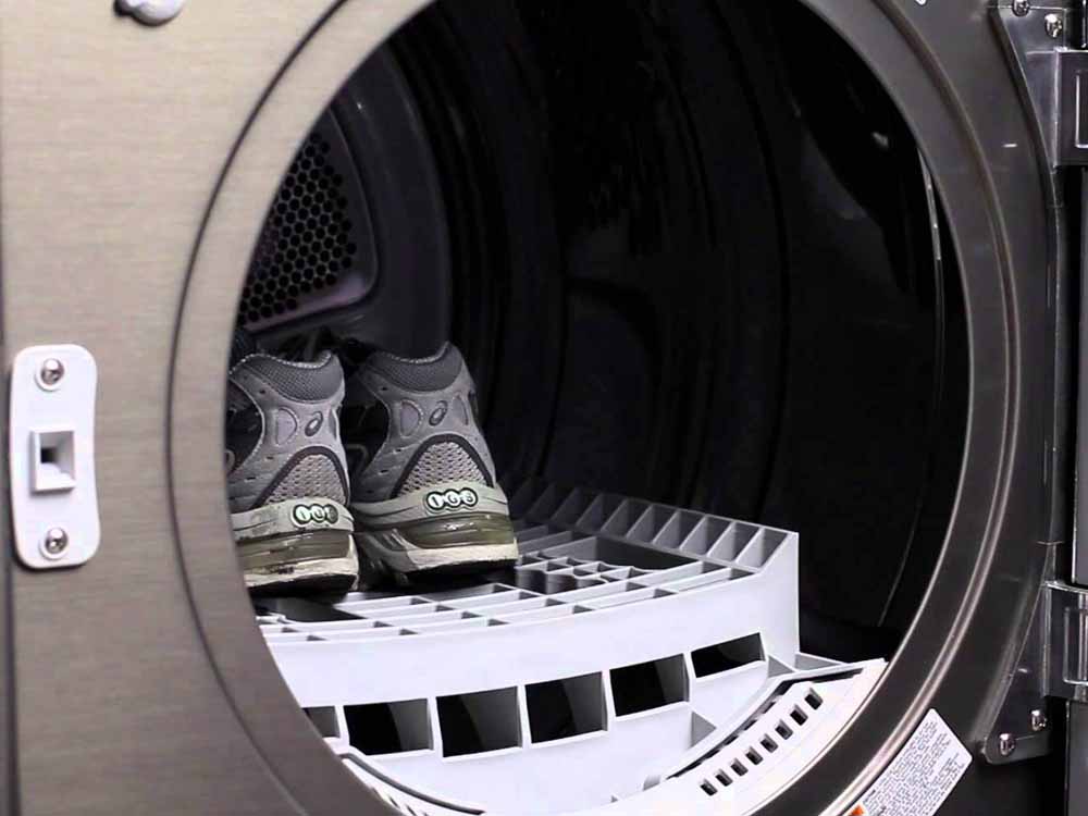 Sấy giày bằng máy sấy quần áo được không