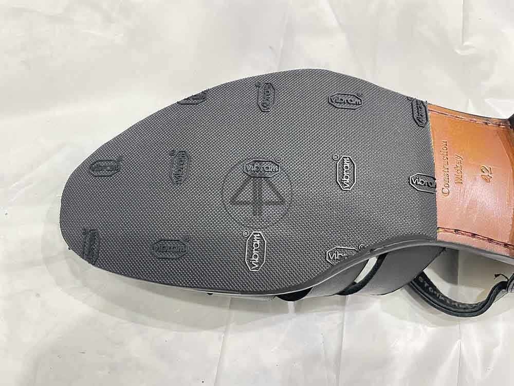 Dán đế giày chống trơn