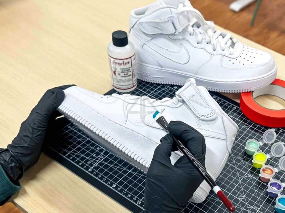 Tự sơn giày sneaker